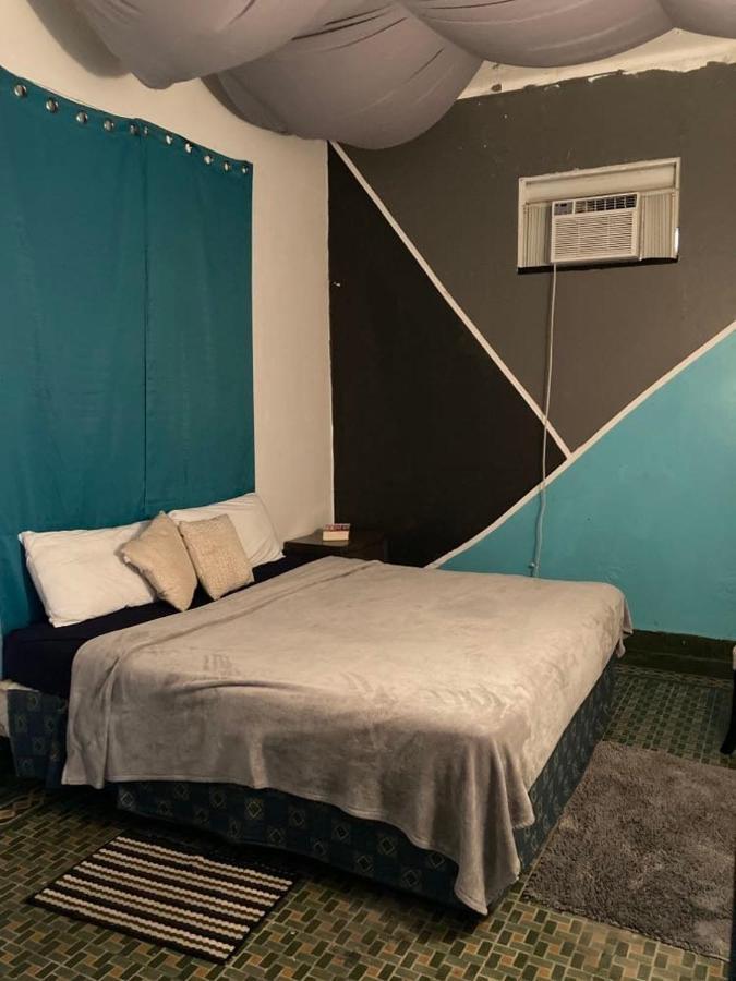Medusa'S Hostel Aguadilla Bagian luar foto